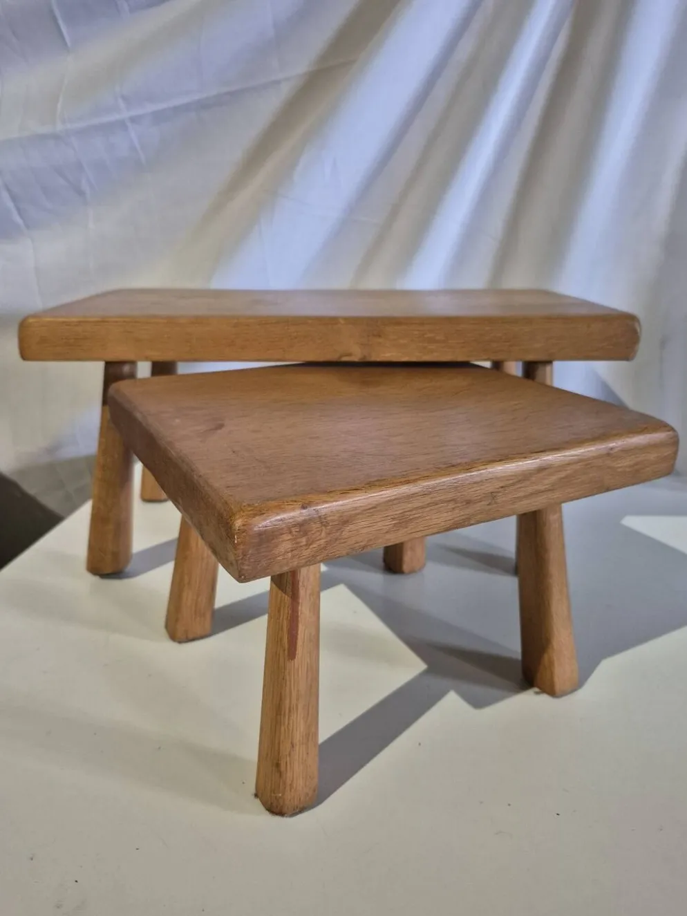 Ensemble de 2 petites tables gigognes en bois pour plantes.