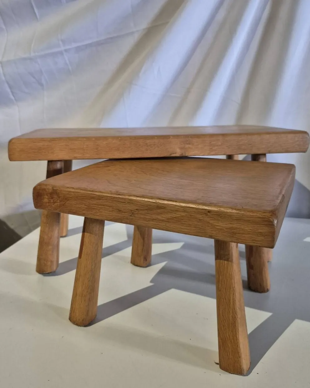 Ensemble de 2 petites tables gigognes en bois pour plantes.