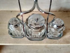 Ensemble de 2 petits salerons et moutardier en verre moulé sur leur serviteur en métal