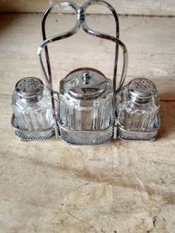 Ensemble de 2 petits salerons et moutardier en verre moulé sur leur serviteur en métal