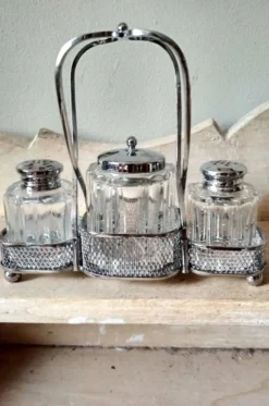 Ensemble de 2 petits salerons et moutardier en verre moulé sur leur serviteur en métal