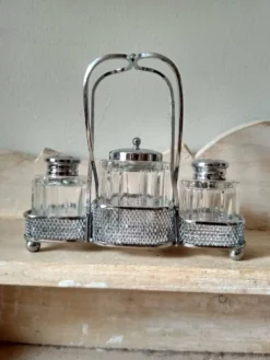 Ensemble de 2 petits salerons et moutardier en verre moulé sur leur serviteur en métal