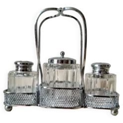 Ensemble de 2 petits salerons et moutardier en verre moulé sur leur serviteur en métal