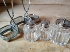 Ensemble de 2 petits salerons et moutardier en verre moulé sur leur serviteur en métal