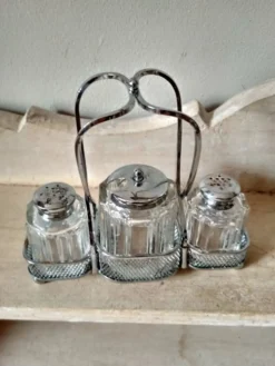 Ensemble de 2 petits salerons et moutardier en verre moulé sur leur serviteur en métal