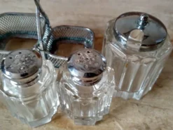 Ensemble de 2 petits salerons et moutardier en verre moulé sur leur serviteur en métal