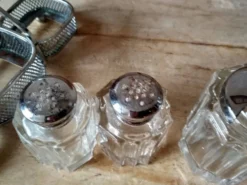 Ensemble de 2 petits salerons et moutardier en verre moulé sur leur serviteur en métal