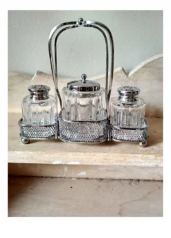 Ensemble de 2 petits salerons et moutardier en verre moulé sur leur serviteur en métal