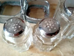 Ensemble de 2 petits salerons et moutardier en verre moulé sur leur serviteur en métal