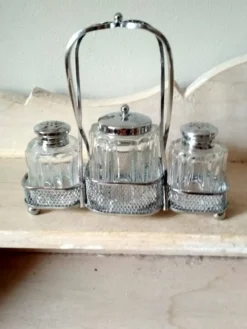 Ensemble de 2 petits salerons et moutardier en verre moulé sur leur serviteur en métal