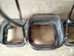 Ensemble de 2 petits salerons et moutardier en verre moulé sur leur serviteur en métal
