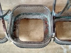 Ensemble de 2 petits salerons et moutardier en verre moulé sur leur serviteur en métal