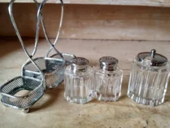 Ensemble de 2 petits salerons et moutardier en verre moulé sur leur serviteur en métal
