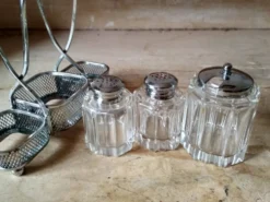 Ensemble de 2 petits salerons et moutardier en verre moulé sur leur serviteur en métal