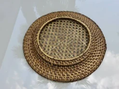 Ensemble de 6 plateaux en rotin et cannage, 1970