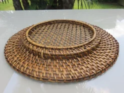 Ensemble de 6 plateaux en rotin et cannage, 1970