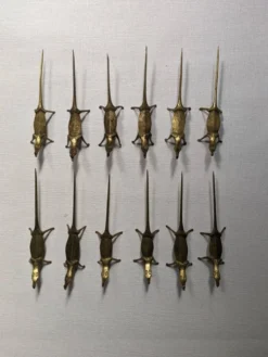 Ensemble de 12 porte-couteaux bronze Art africain artisanal crocodiles