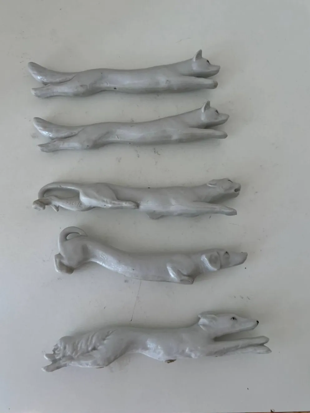 Ensemble de 5 portes couteaux porcelaine blanche chiens renards panthè