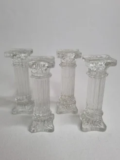 Ensemble de quatre porte couverts en verre en forme de colonnes Corinthiennes