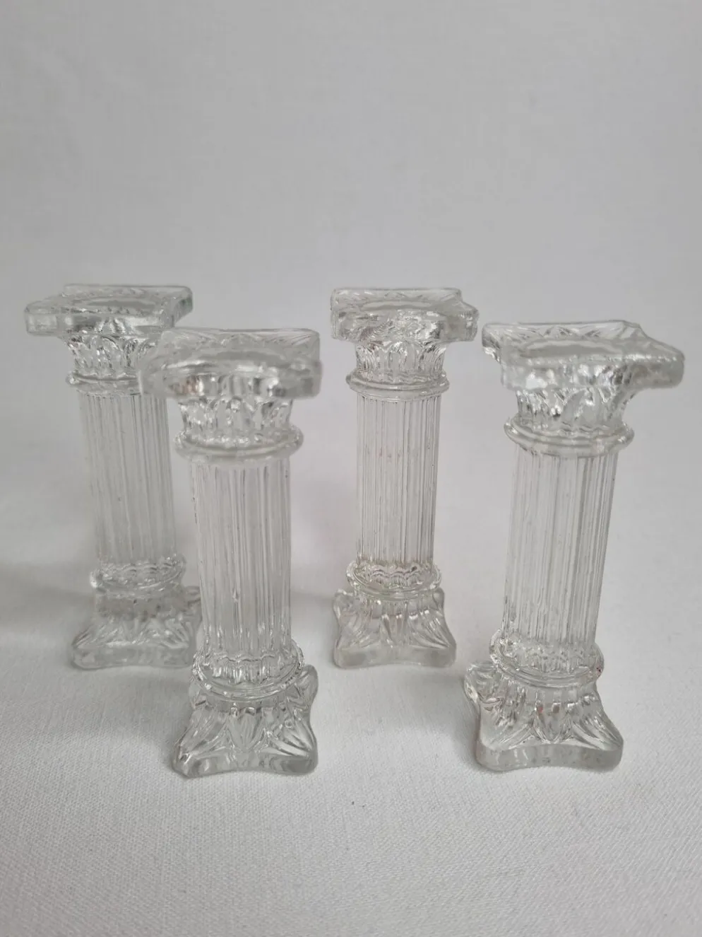 Ensemble de quatre porte couverts en verre en forme de colonnes Corinthiennes