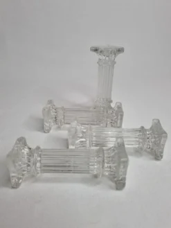 Ensemble de quatre porte couverts en verre en forme de colonnes Corinthiennes