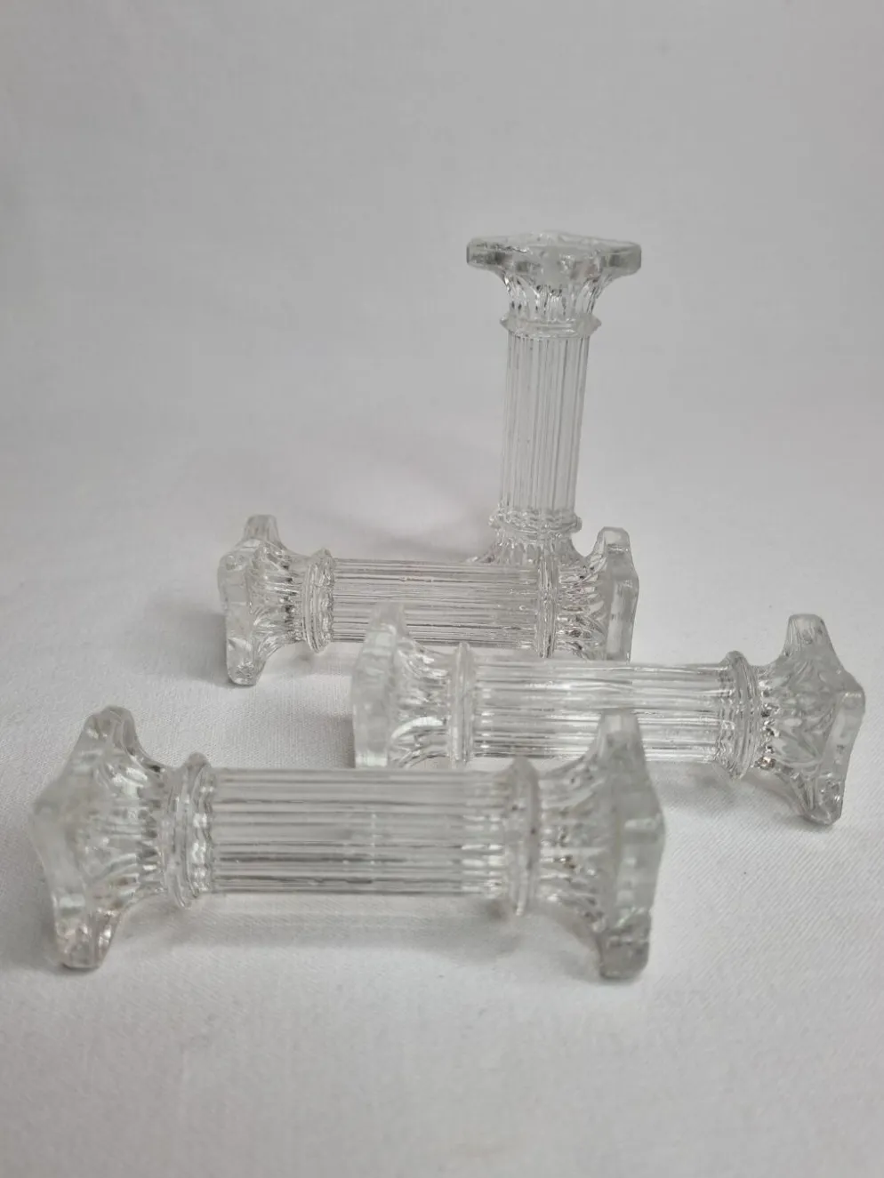 Ensemble de quatre porte couverts en verre en forme de colonnes Corinthiennes