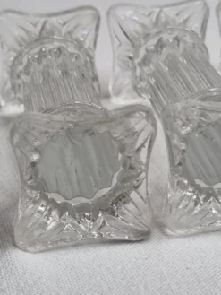 Ensemble de quatre porte couverts en verre en forme de colonnes Corinthiennes