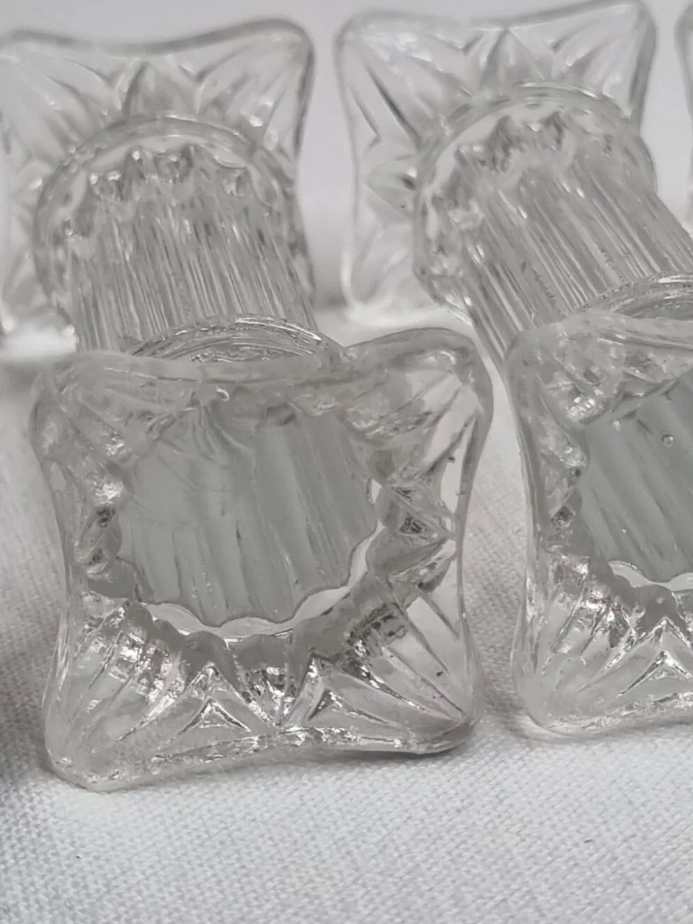 Ensemble de quatre porte couverts en verre en forme de colonnes Corinthiennes