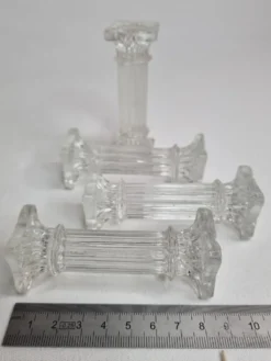 Ensemble de quatre porte couverts en verre en forme de colonnes Corinthiennes