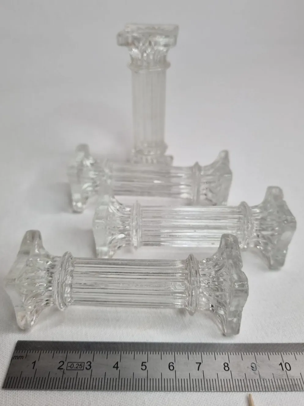 Ensemble de quatre porte couverts en verre en forme de colonnes Corinthiennes