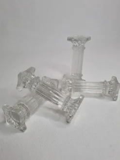 Ensemble de quatre porte couverts en verre en forme de colonnes Corinthiennes