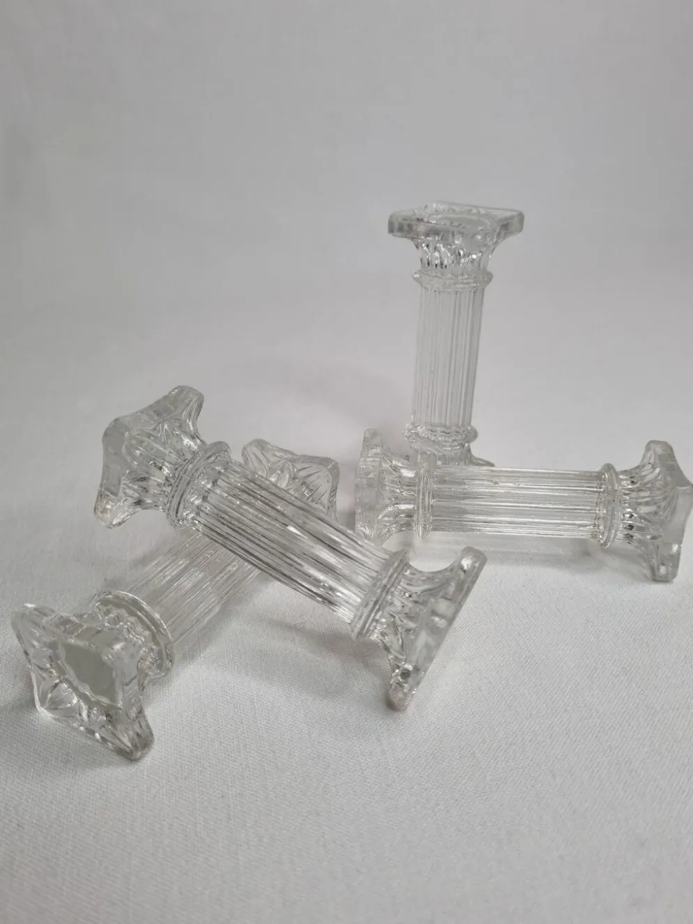 Ensemble de quatre porte couverts en verre en forme de colonnes Corinthiennes