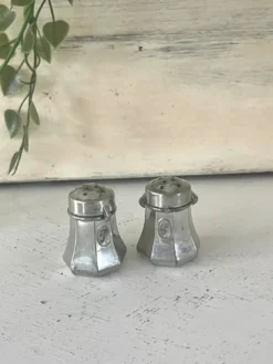 Ensemble de salières et poivrières en étain français Etains du Manoir avec origine.