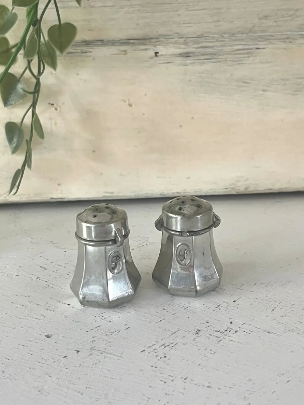 Ensemble de salières et poivrières en étain français Etains du Manoir avec origine.