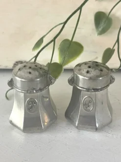 Ensemble de salières et poivrières en étain français Etains du Manoir avec origine.