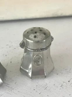 Ensemble de salières et poivrières en étain français Etains du Manoir avec origine.