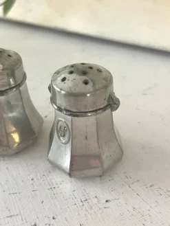 Ensemble de salières et poivrières en étain français Etains du Manoir avec origine.