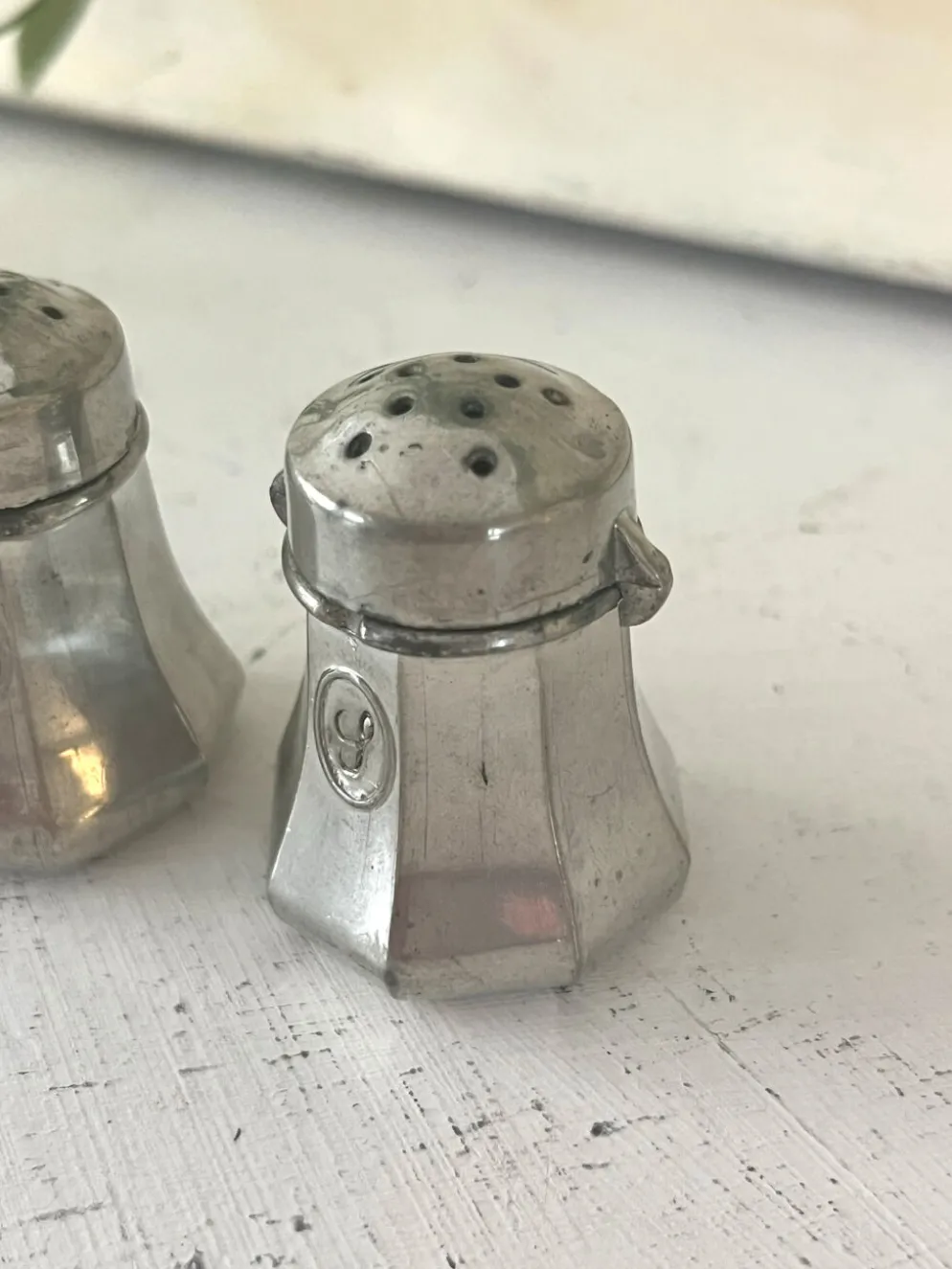 Ensemble de salières et poivrières en étain français Etains du Manoir avec origine.