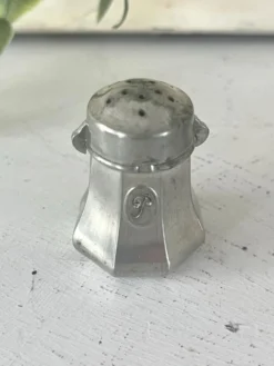 Ensemble de salières et poivrières en étain français Etains du Manoir avec origine.