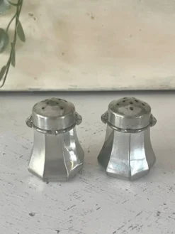 Ensemble de salières et poivrières en étain français Etains du Manoir avec origine.