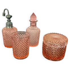 Ensemble de salle de bain en verre pressé rose vintage