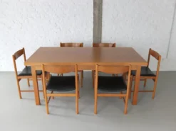 Ensemble de salle à manger en chêne naturel par Meubelatelier Vanda, années 1970.