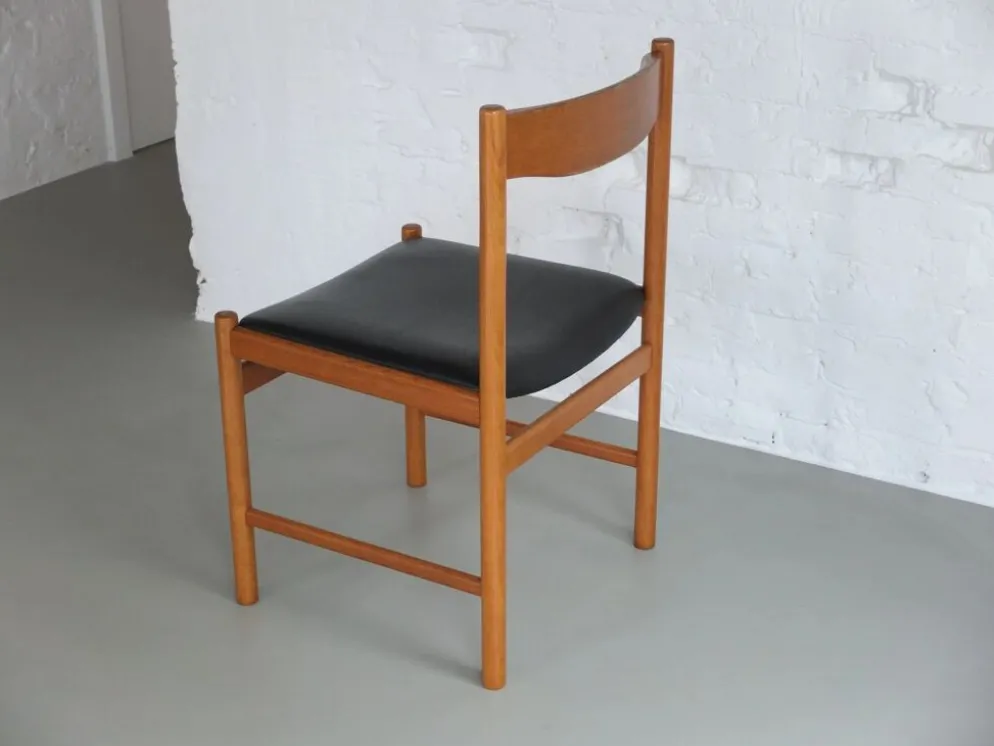 Ensemble de salle à manger en chêne naturel par Meubelatelier Vanda, années 1970.
