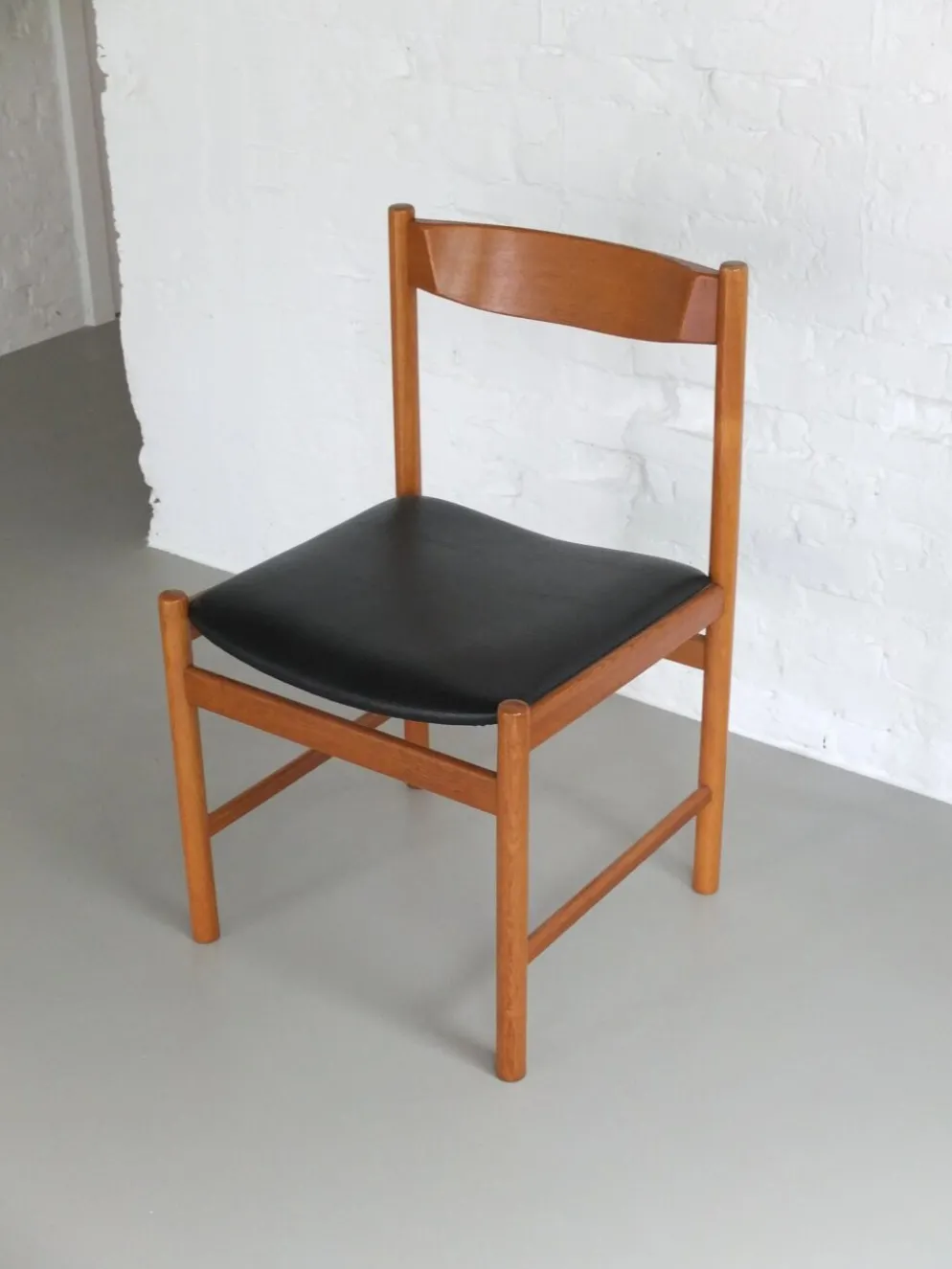 Ensemble de salle à manger en chêne naturel par Meubelatelier Vanda, années 1970.