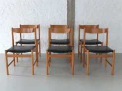 Ensemble de salle à manger en chêne naturel par Meubelatelier Vanda, années 1970.