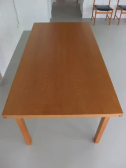 Ensemble de salle à manger en chêne naturel par Meubelatelier Vanda, années 1970.