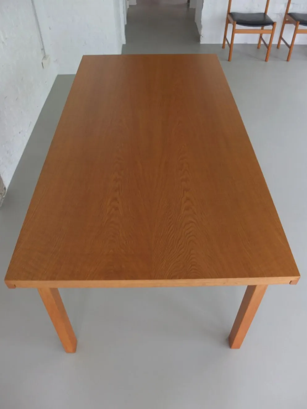 Ensemble de salle à manger en chêne naturel par Meubelatelier Vanda, années 1970.
