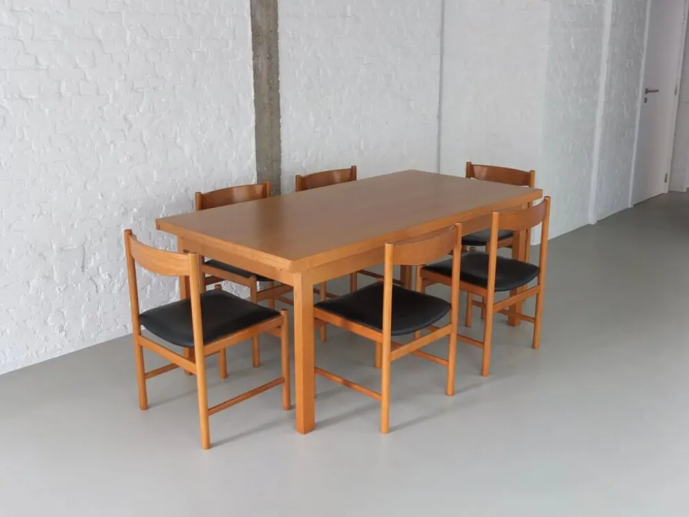 Ensemble de salle à manger en chêne naturel par Meubelatelier Vanda, années 1970.