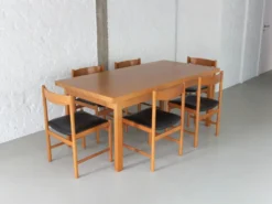 Ensemble de salle à manger en chêne naturel par Meubelatelier Vanda, années 1970.