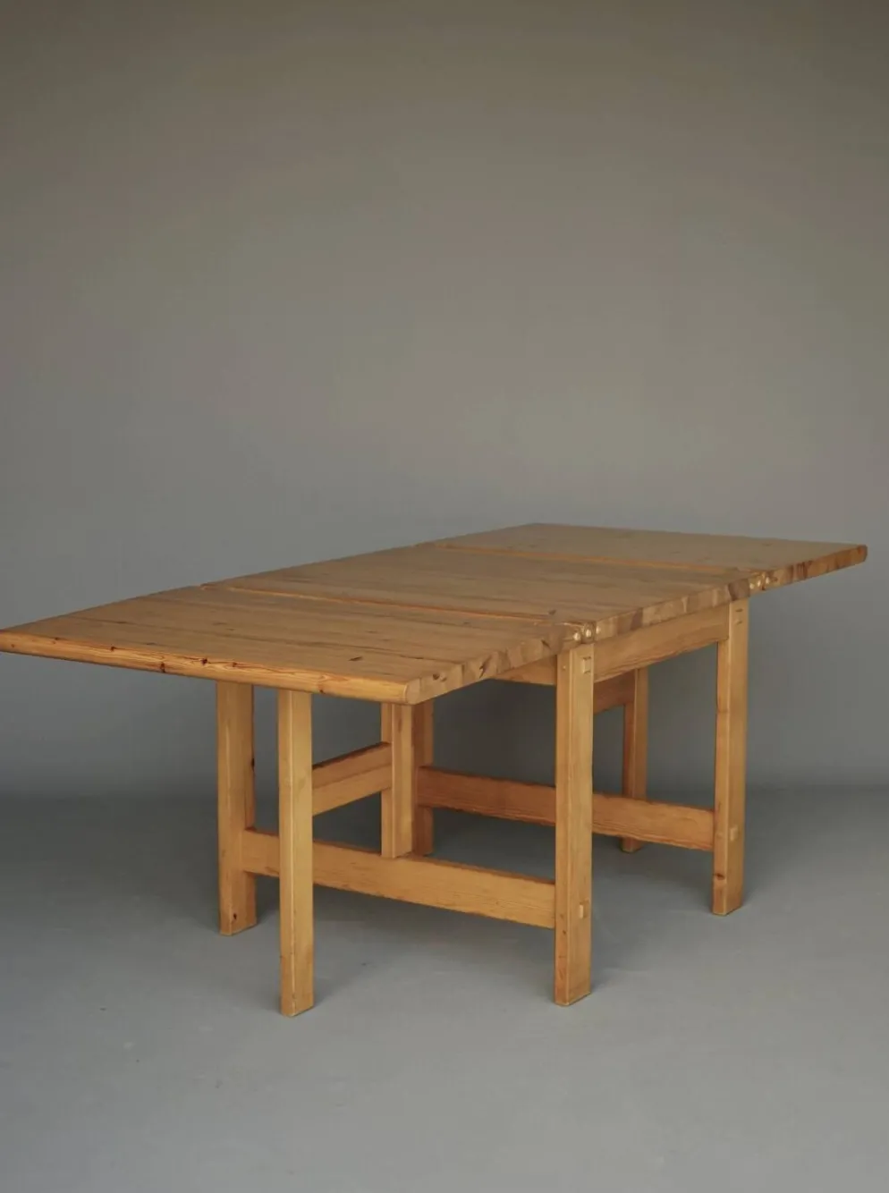 Ensemble de salle à manger en pin par Edwin Helseth pour Strange Bruk, années 1960.